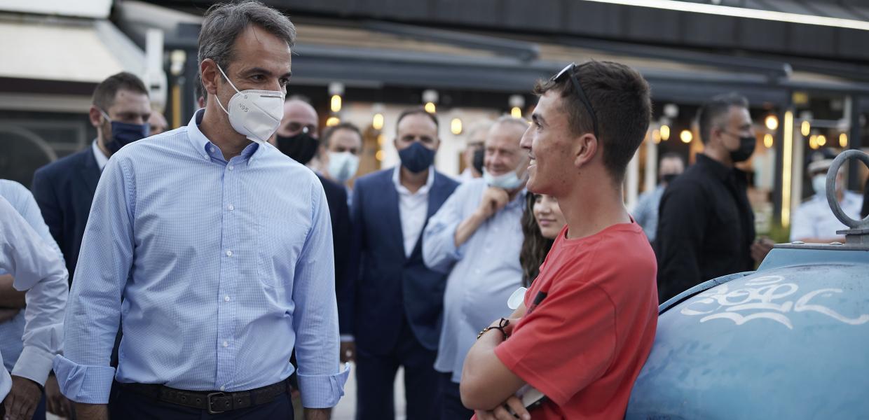 Ο Κυριάκος Μητσοτάκης συνομιλεί με νέο