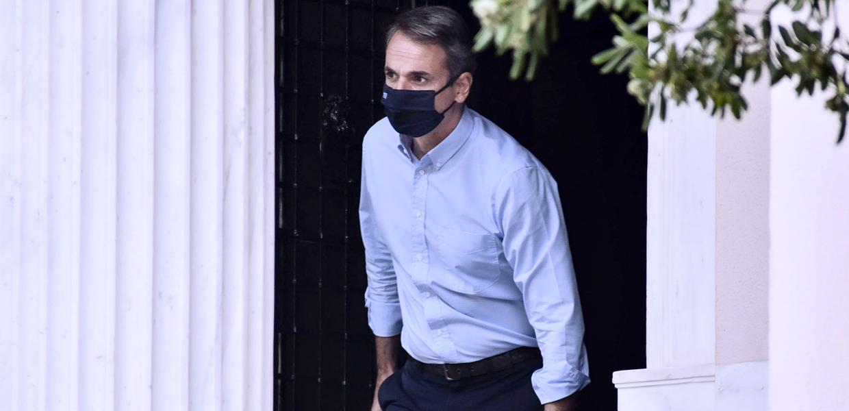 Ο Κυριάκος Μητσοτάκης εξερχόμενος του Μαξίμου μετά από ΚΥΣΕΑ