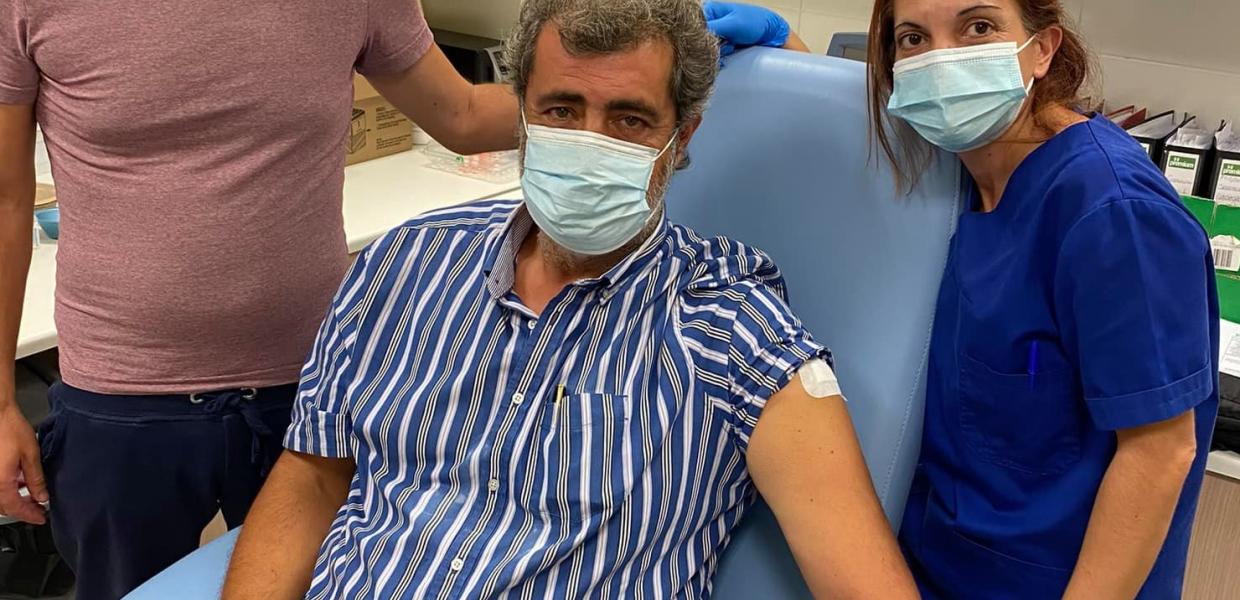 Ο Παύλος Πολάκης εμβολιάζεται