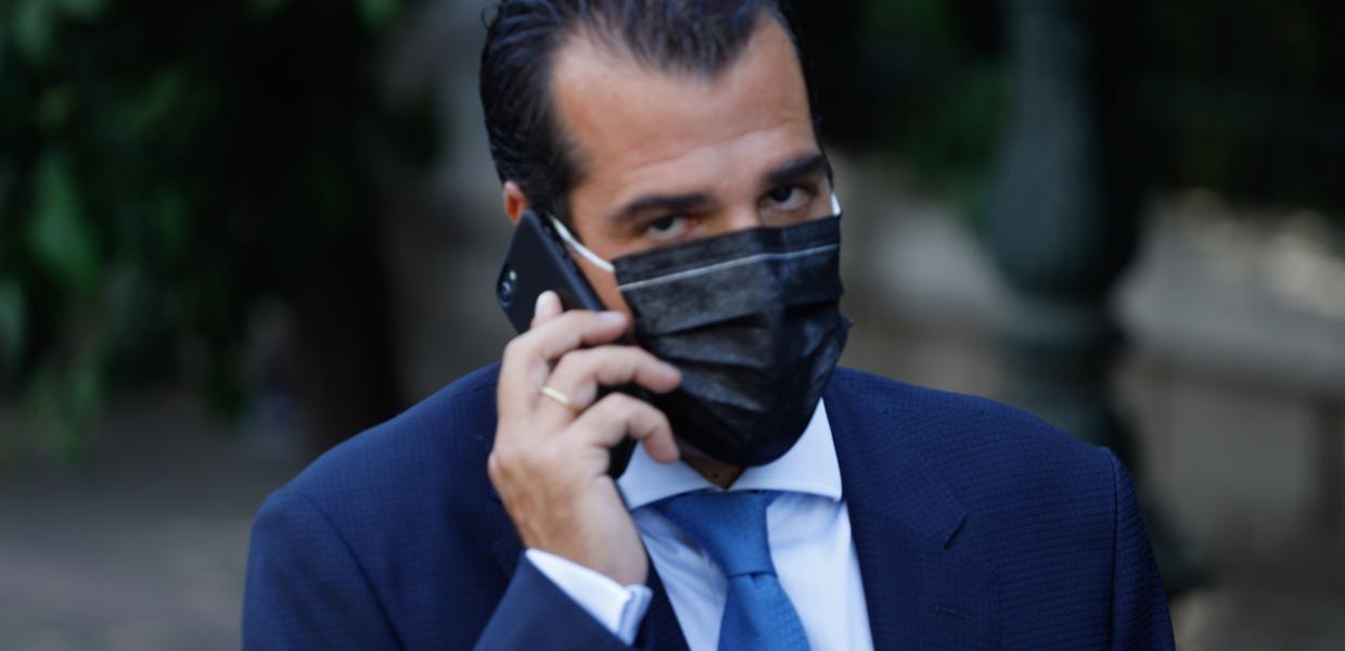 Ο Θάνος Πλεύρης μιλάει στο κινητό