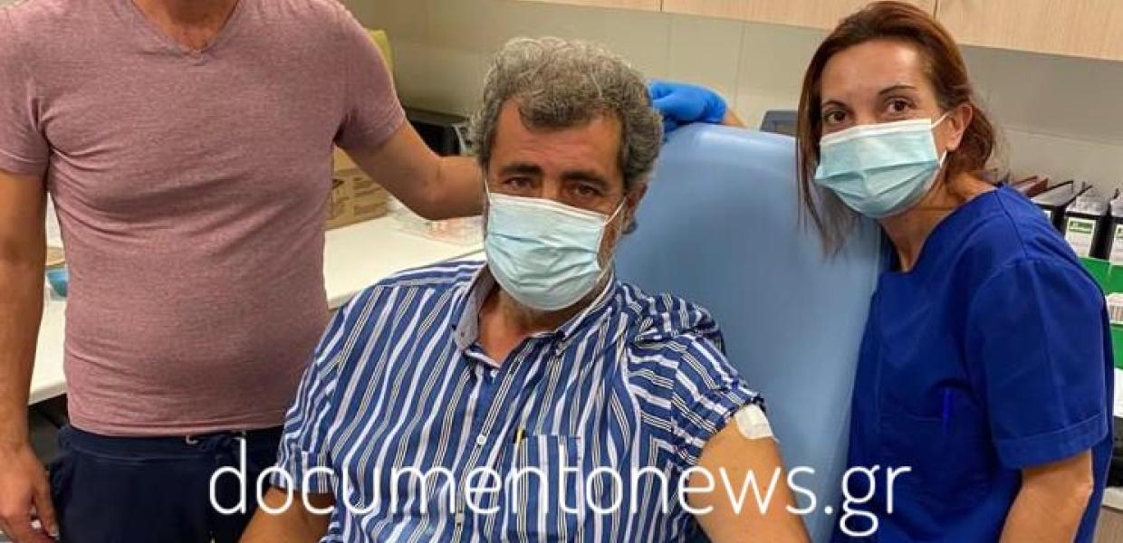 Ο Παύλος Πολάκης εμβολιάζεται