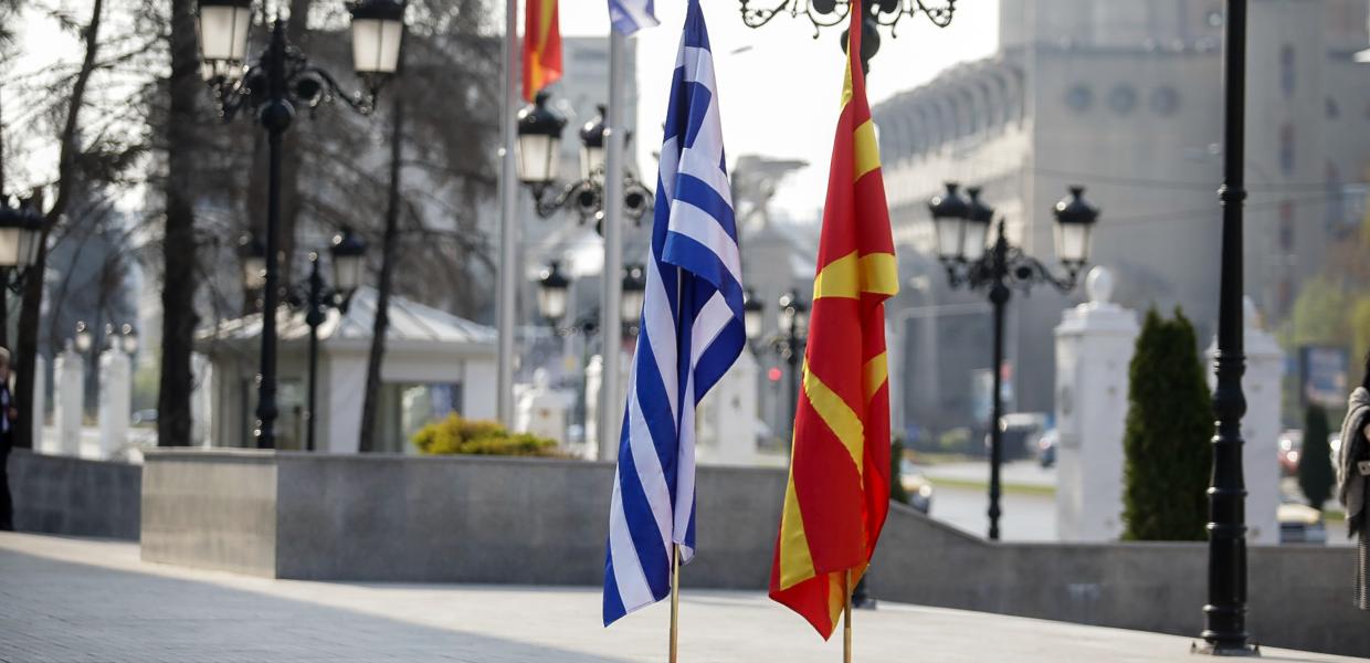 Η σημαία της Ελλάδας και η σημαία της Βόρειας Μακεδονίας