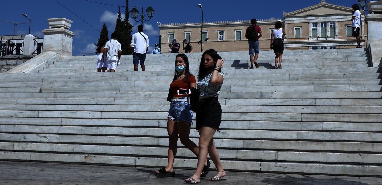 Κόσμος στην πλατεία Συντάγματος
