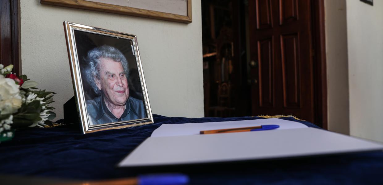 Φωτογραφία με τον Μίκη Θεοδωράκη στην κηδεία του