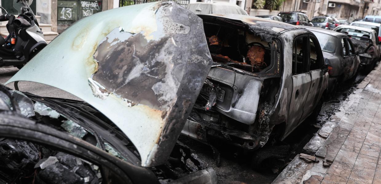 ΦΩΤΙΑ ΣΕ ΑΠΟΡΡΙΜΑΤΟΦΟΡΟ ΔΗΜΟΥ ΑΘΗΝΑΙΩΝ ΚΑΜΜΕΝΑ ΑΥΤΟΚΙΝΗΤΑ ΠΑΤΗΣΙΑ