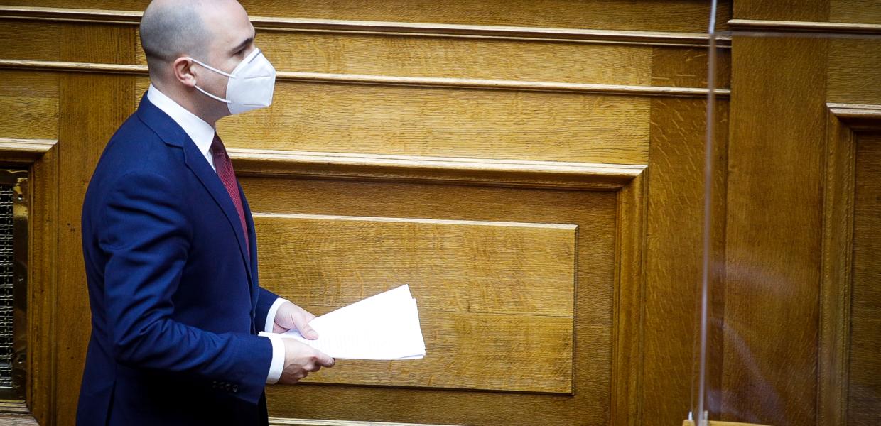 Ο Κωνσταντίνος Μπογδάνος κρατώντας έγγραφα στη Βουλή