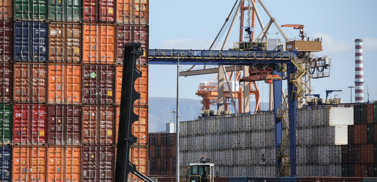 Εμπορεύματα στο λιμάνι της Cosco
