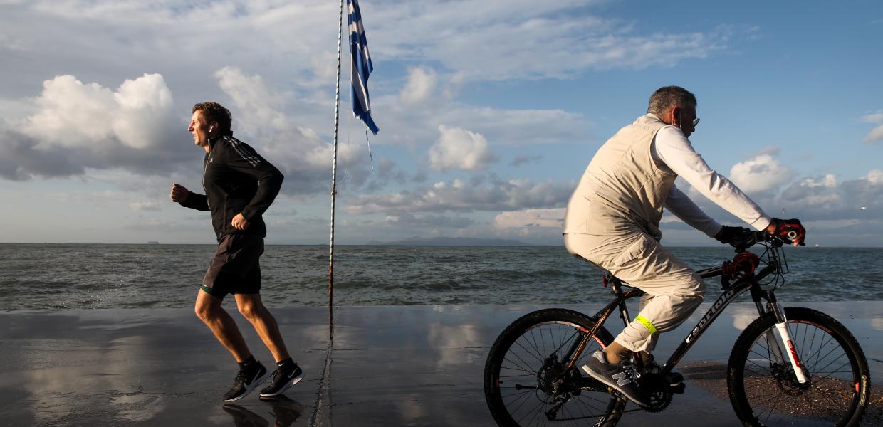 Κόσμος στην παραλία του Φλοίσβου
