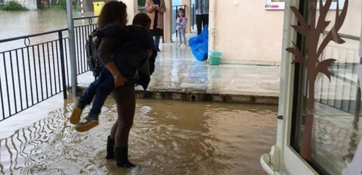 Εκπαιδευτικός με παιδί στην αγκαλιά