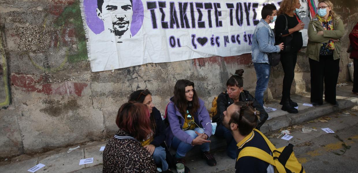 Πανό στη δίκη για τη δολοφονία του Ζακ Κωστόπουλου