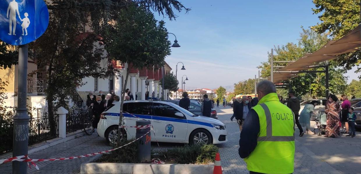 ΕΜΒΟΛΙΑΣΜΟΙ ΛΑΡΙΣΑ ΕΞΩ ΑΠΟ ΕΚΚΛΗΣΙΑ