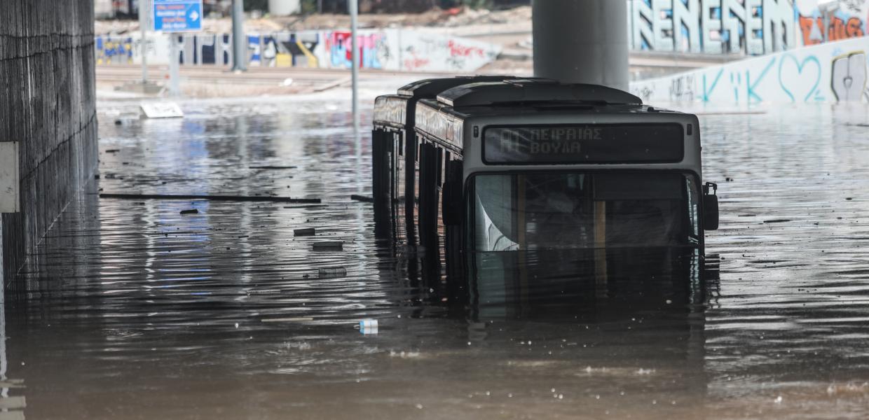 Εγκλωβισμός λεωφορείου στην Αθήνα