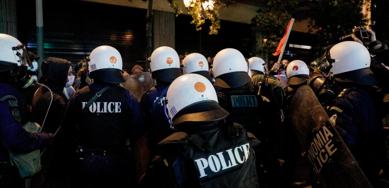Επίθεση των ΜΑΤ σε πορεία διαμαρτυρίας για τον θάνατο του 20χρονου Ρομά