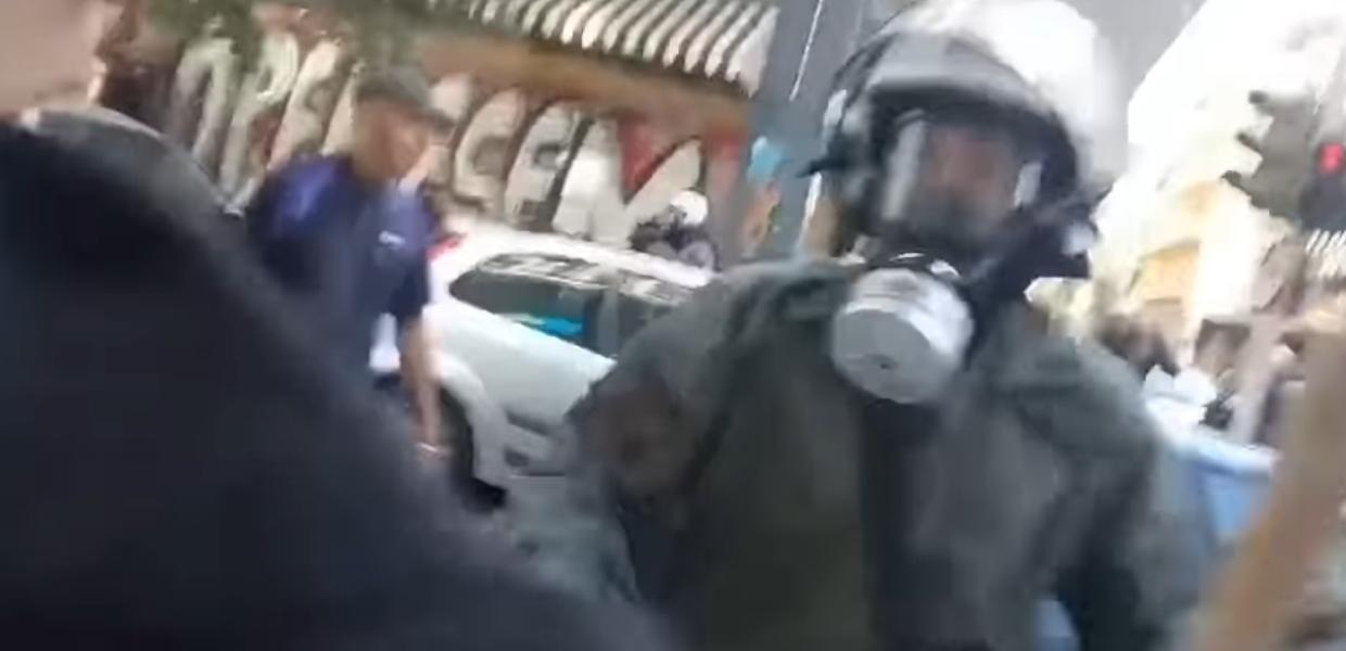 Βίντεο με άνδρα των ΜΑΤ να σπάει κατάστημα