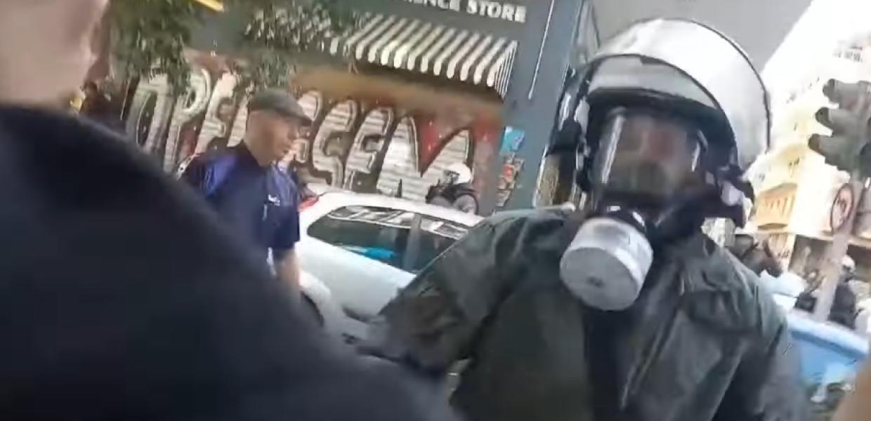 Άνδρας των ΜΑΤ σπάει κατάστημα
