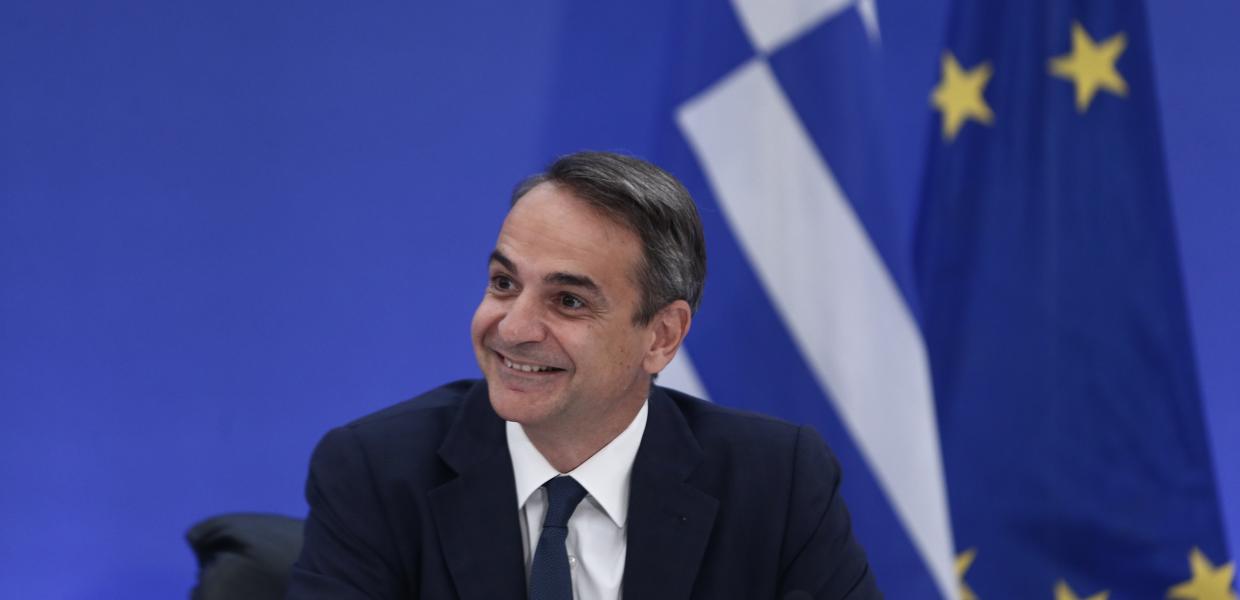 Ο Κυριάκος Μητσοτάκης χαμογελαστός σε συνέντευξη Τύπου