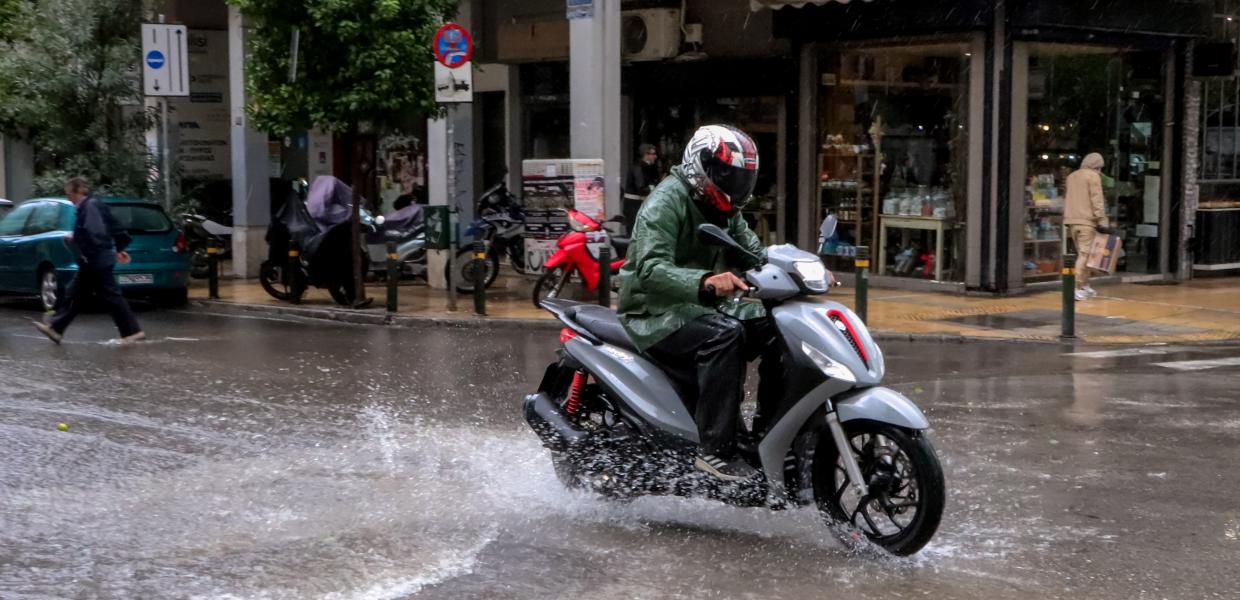 Μηχανάκι στη βροχή