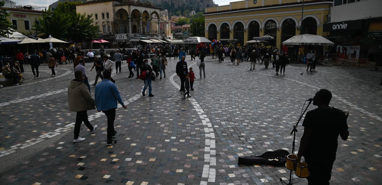 Κόσμος στο Μοναστηράκι