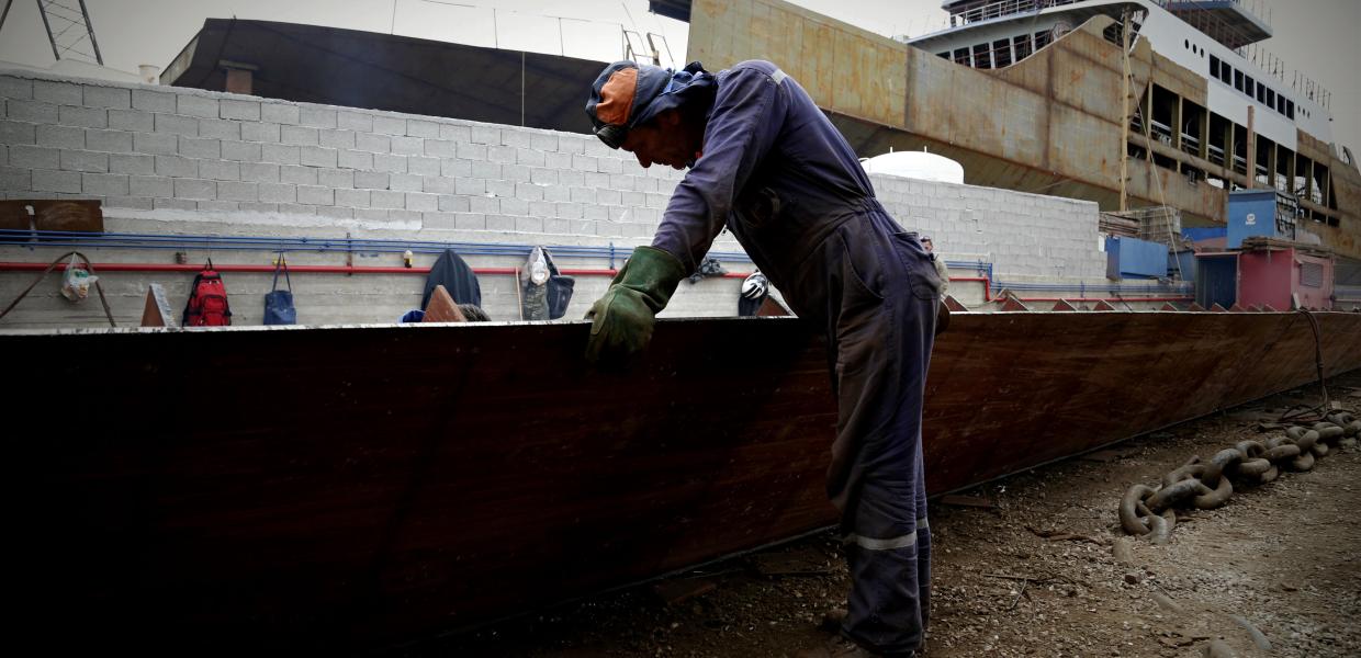Ναυπηγός στη ναυπηγοεπισκευαστική ζώνη του Περάματος