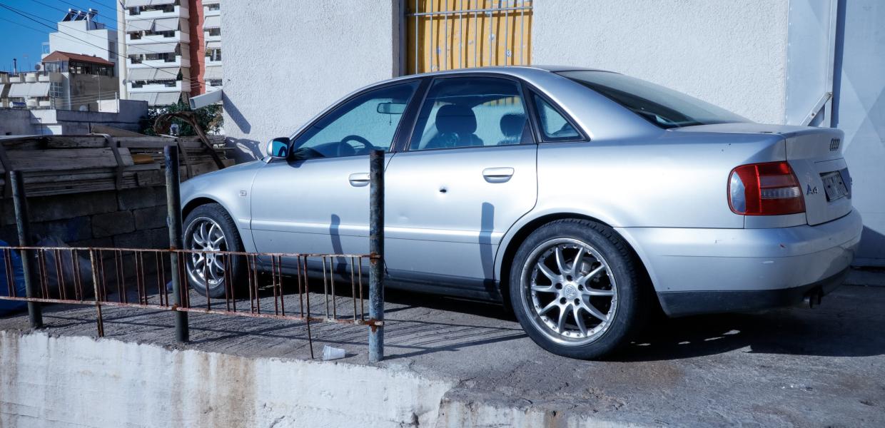 Το αυτοκίνητο στο Πέραμα όπου σκοτώθηκε ο 18χρονος από αστυνομικά πυρά