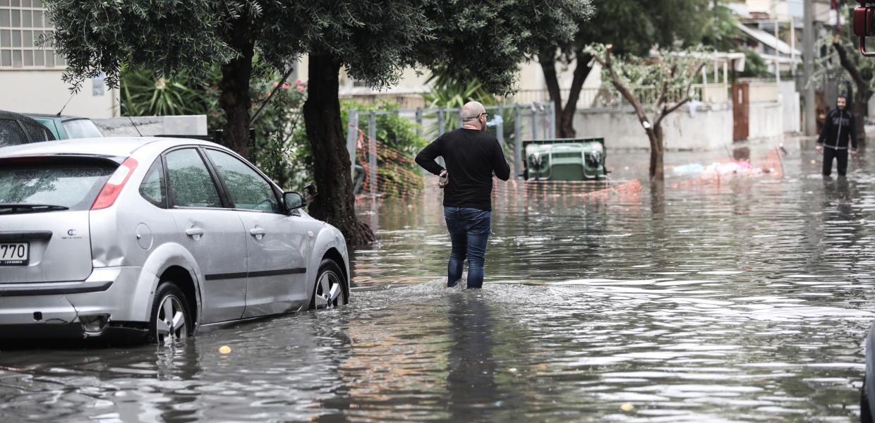 Βροχή πλημμύρες δρόμος αυτοκίνητο