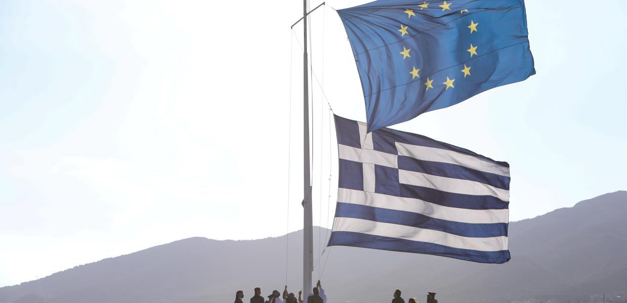 Σημαία της Ελλάδας και της Ευρωπαϊκής Ένωσης στην Ακρόπολη