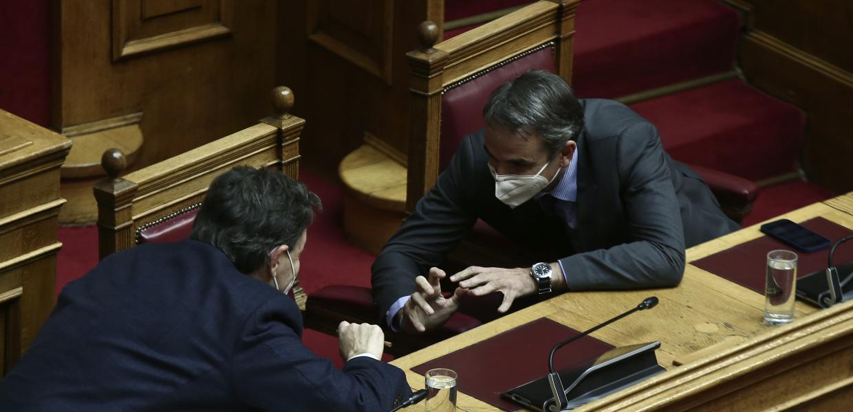 Θεόδωρος Σκυλακάκης και Κυριάκος Μητσοτάκης στη Βουλή