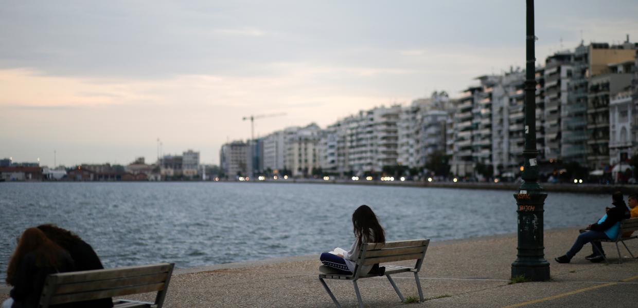 Κόσμος σε παγκάκια στη Θεσσαλονίκη 