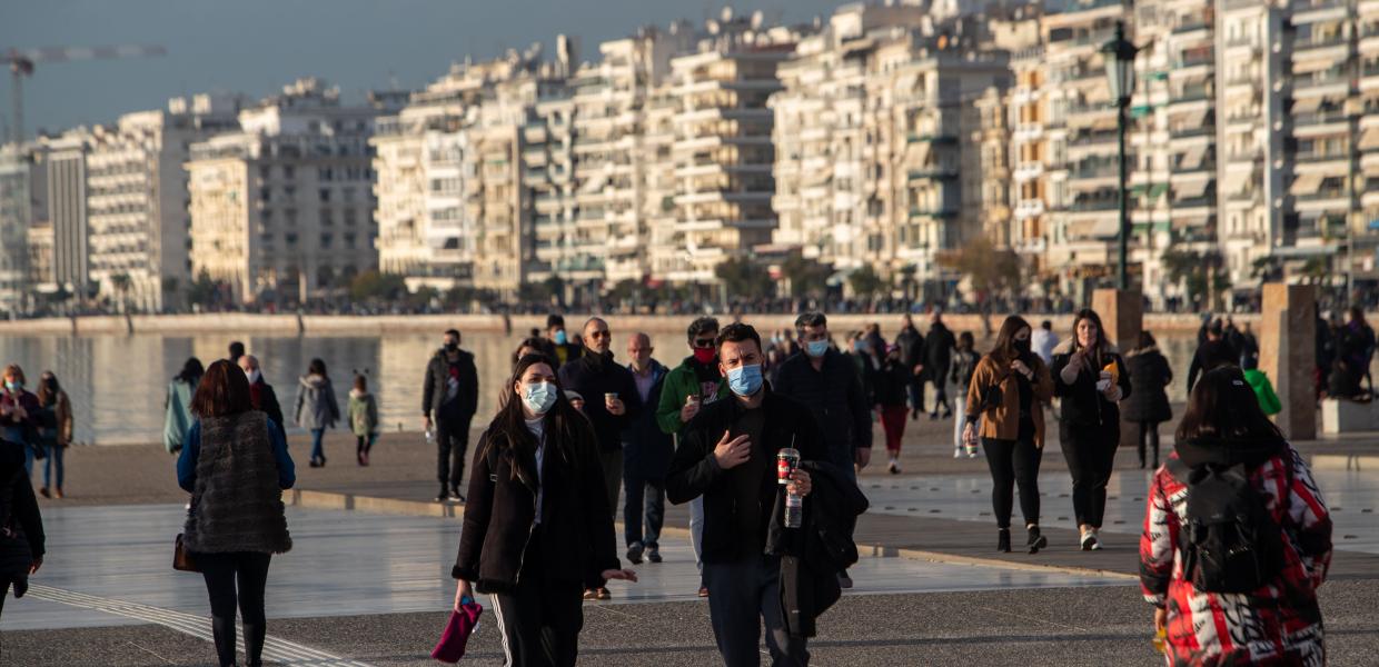 Κόσμος περπατά στην παραλία στη Θεσσαλονίκη