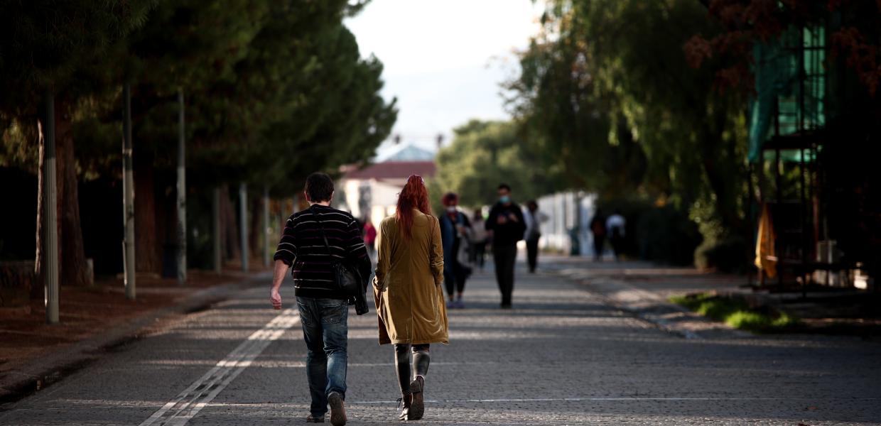 Κόσμος για περπάτημα στο Θησείο
