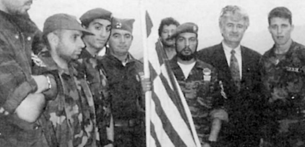 Ο Ράντοβαν Κάρατζιτς με Έλληνες εθελοντές στη σφαγή της Σρεμπρένιτσα