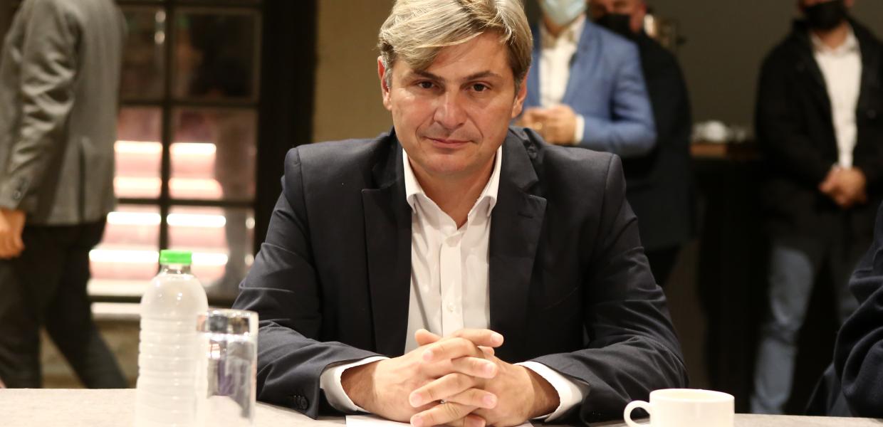 Νίκος Φαραντούρης