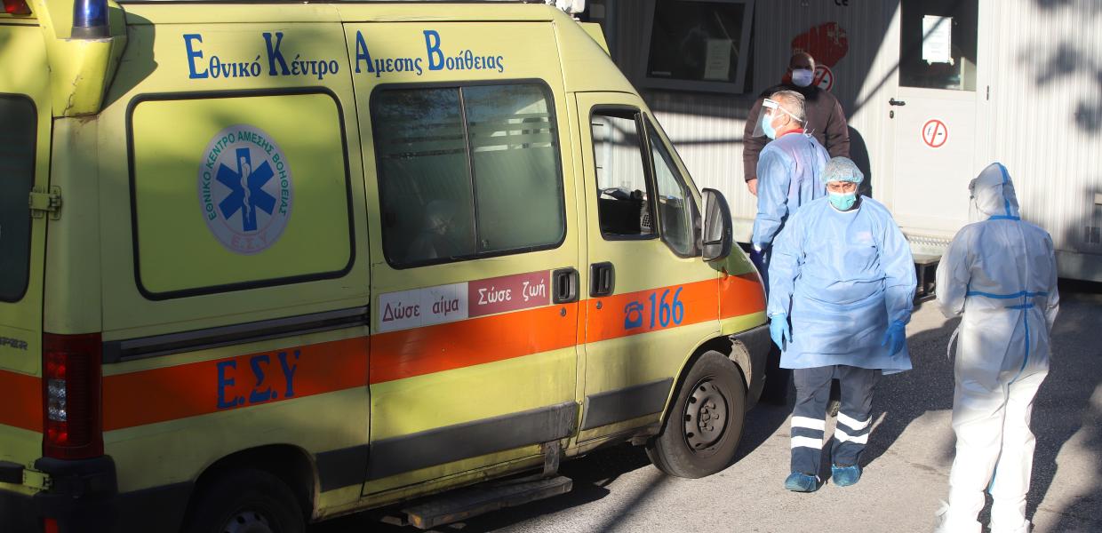 Υγειονομικοί έξω από το Ιπποκράτειο Θεσσαλονίκης