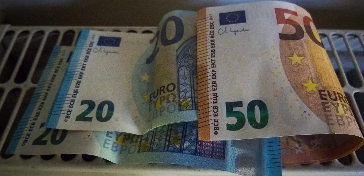 Ευρώ πάνω σε καλοριφέρ