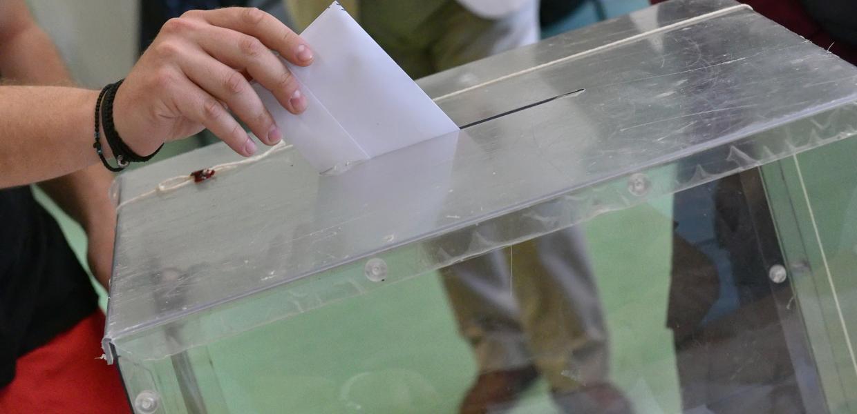 Φάκελος σε κάλπη για εκλογές