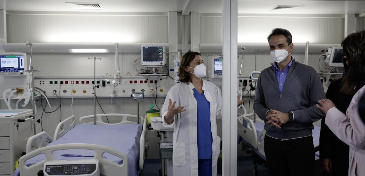 Ο Κυριάκος Μητσοτάκης στη ΜΕΘ του νοσοκομείου Παπανικολάου