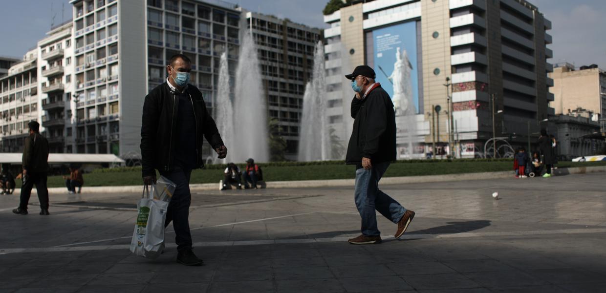 Κόσμος περπατάει στην πλατεία στην Ομόνοια