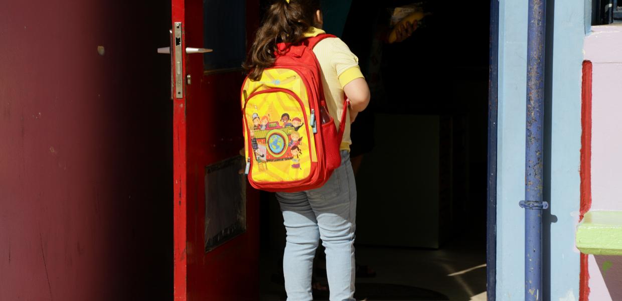 παιδί μαθήτρια τσάντα σχολείο