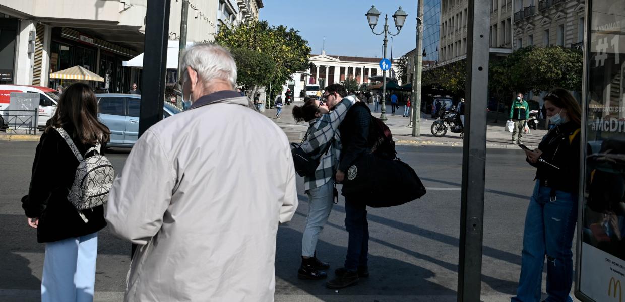 Κόσμος στην πλατεία Κλαυθμώνος