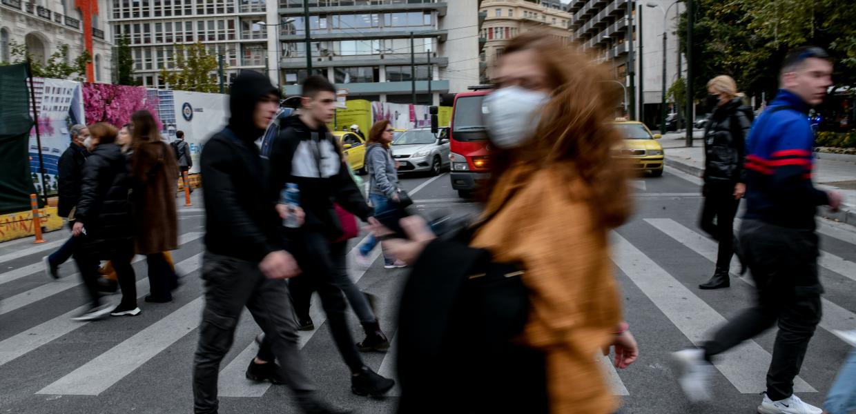Κόσμος στην πλατεία Συντάγματος