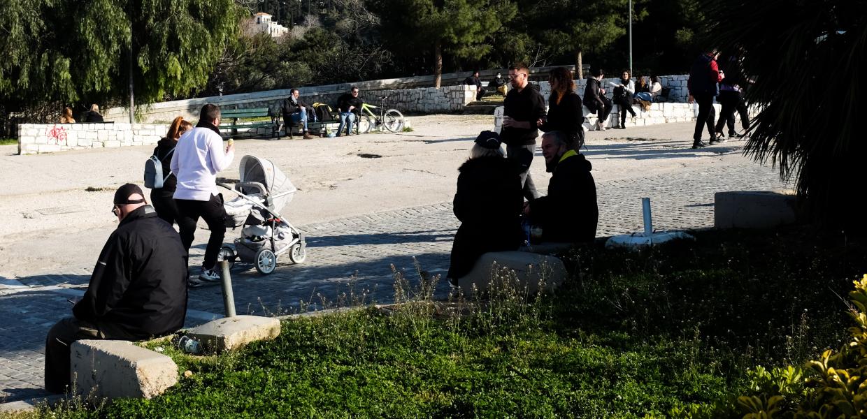Κόσμος περπατά στο Θησείο