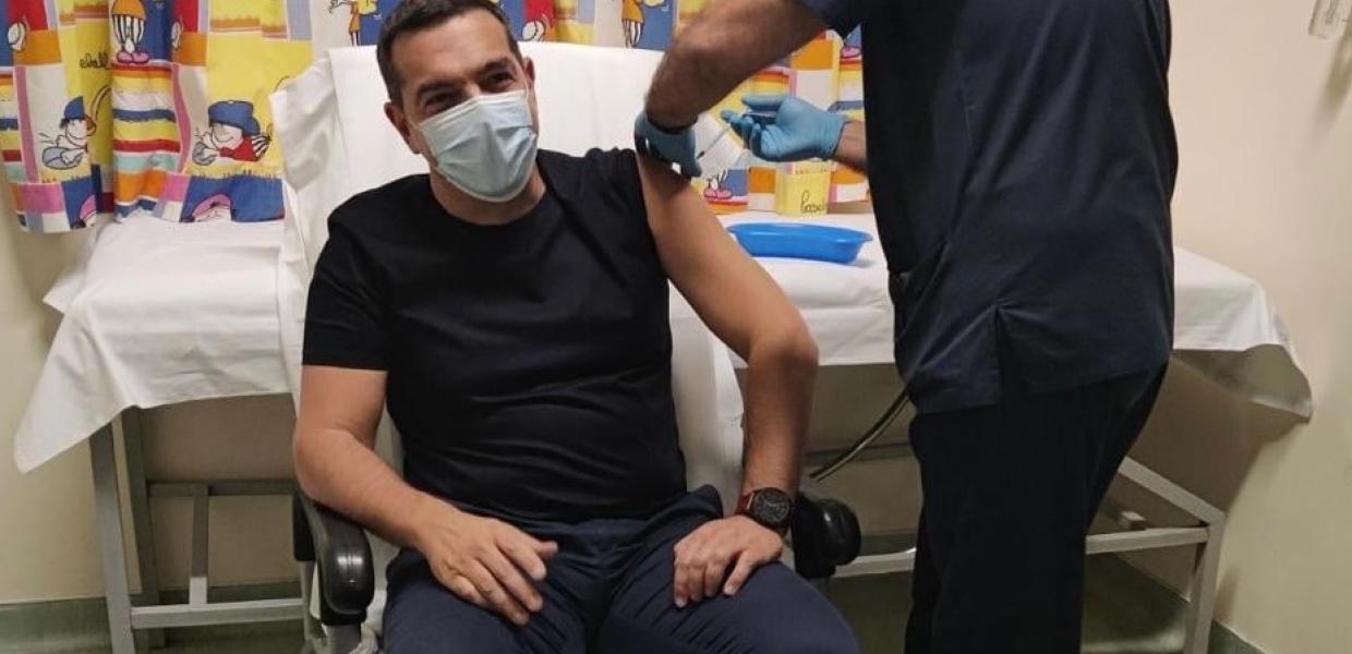 Ο Αλέξης Τσίπρας εμβολιάζεται