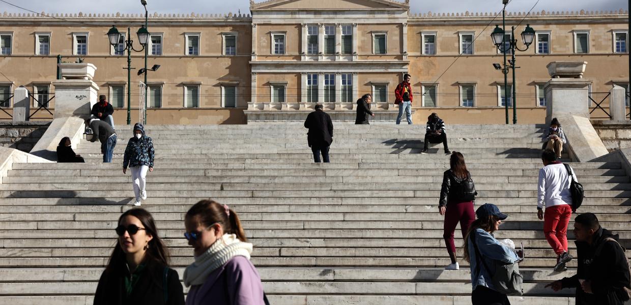 Κόσμος έξω από τη Βουλή