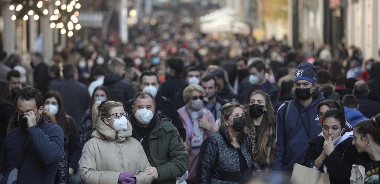 Κόσμος φοράει μάσκες στην οδό Ερμού 24 Δεκεμβρίου 2021.