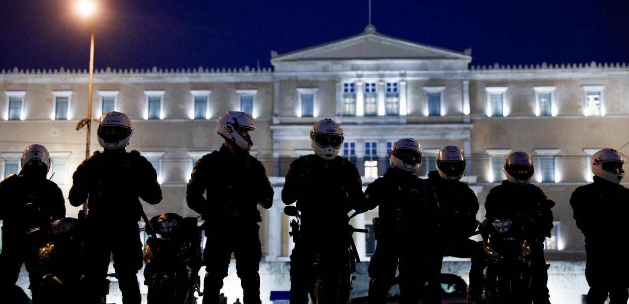 Αστυνομικοί μπροστά στη Βουλή