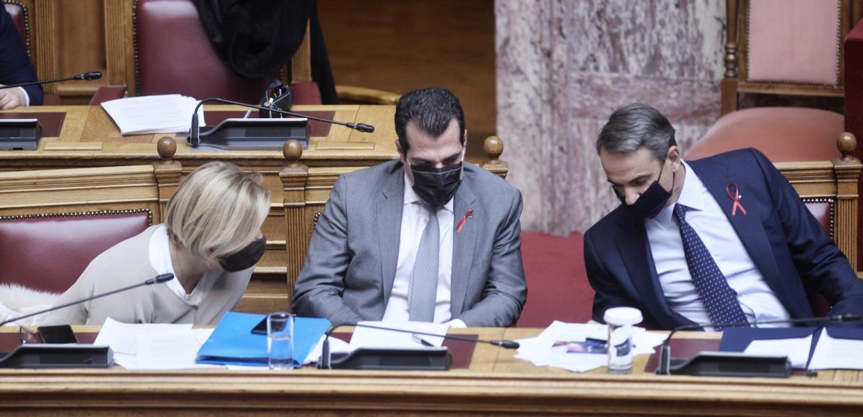 Μίνα Γκάγκα, Θάνος Πλεύρης και Κυριάκος Μητσοτάκης στη Βουλή