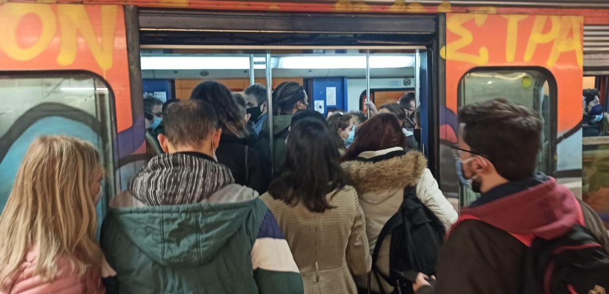 Κόσμος στον ΗΣΑΠ