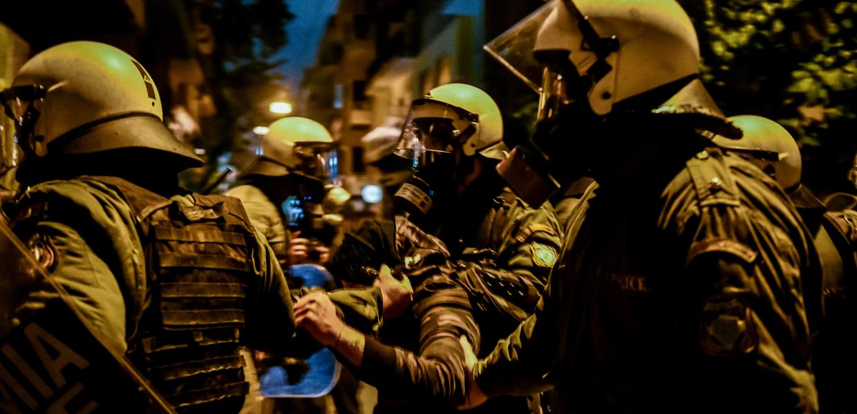 Επίθεση της αστυνομίας σε διαδηλωτή