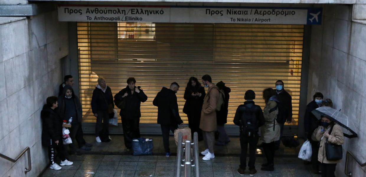 Κόσμος έξω από το μετρό στο Σύνταγμα