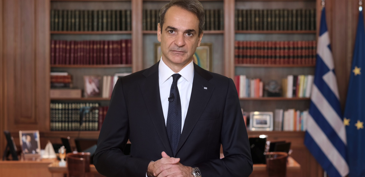 Ο Κυριάκος Μητσοτάκης στο γραφείο του στο Μέγαρο Μαξίμου